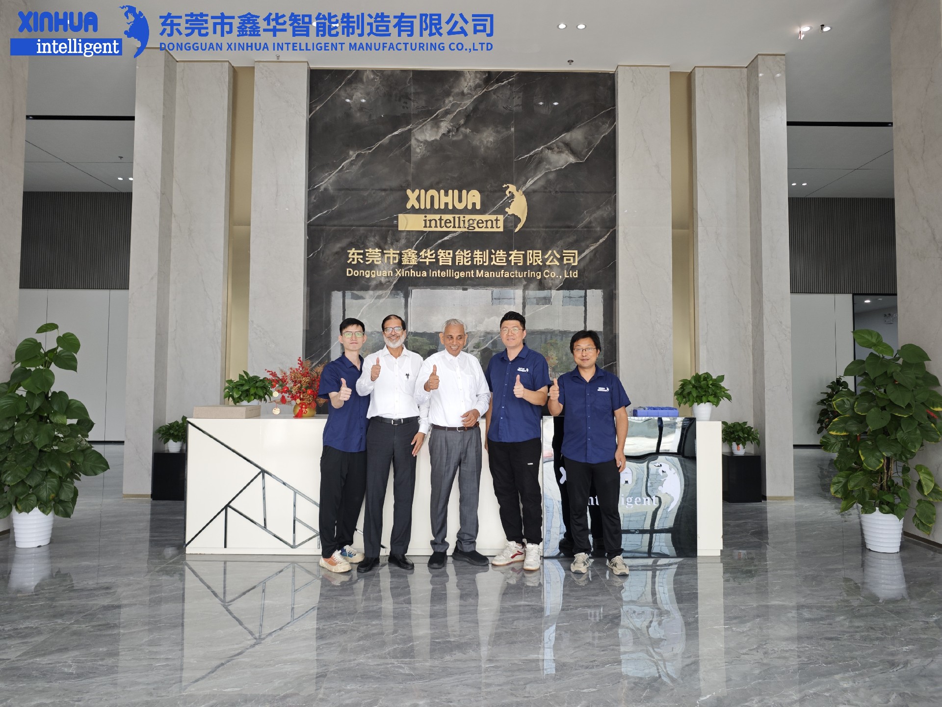 鑫华智能来访问的外贸客户与同事合影