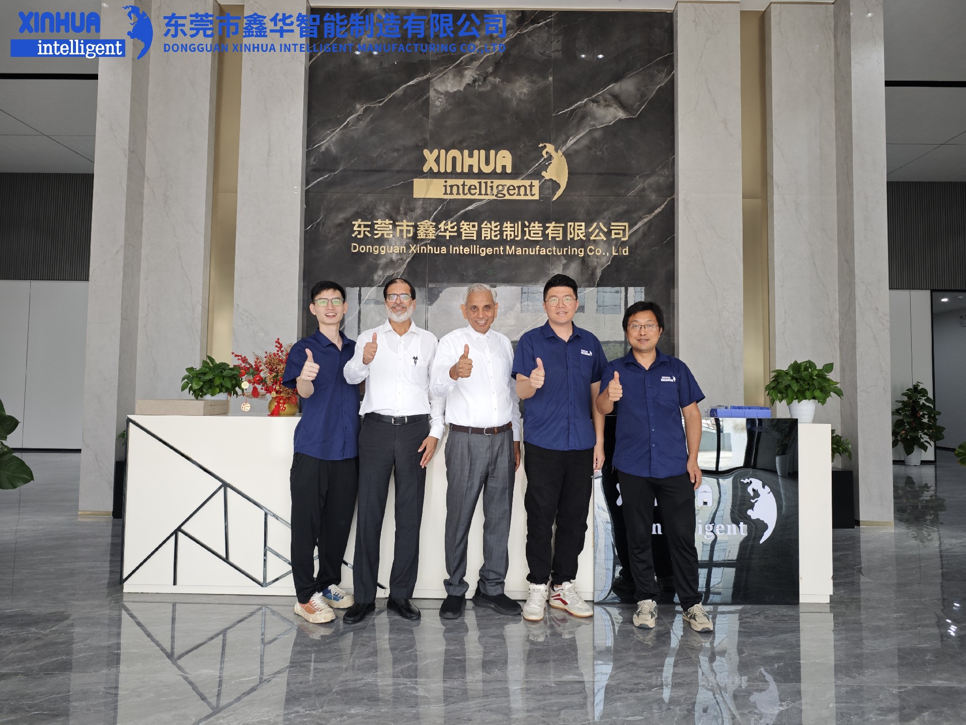 鑫华智能2位印度客户与外贸部主管同事合影