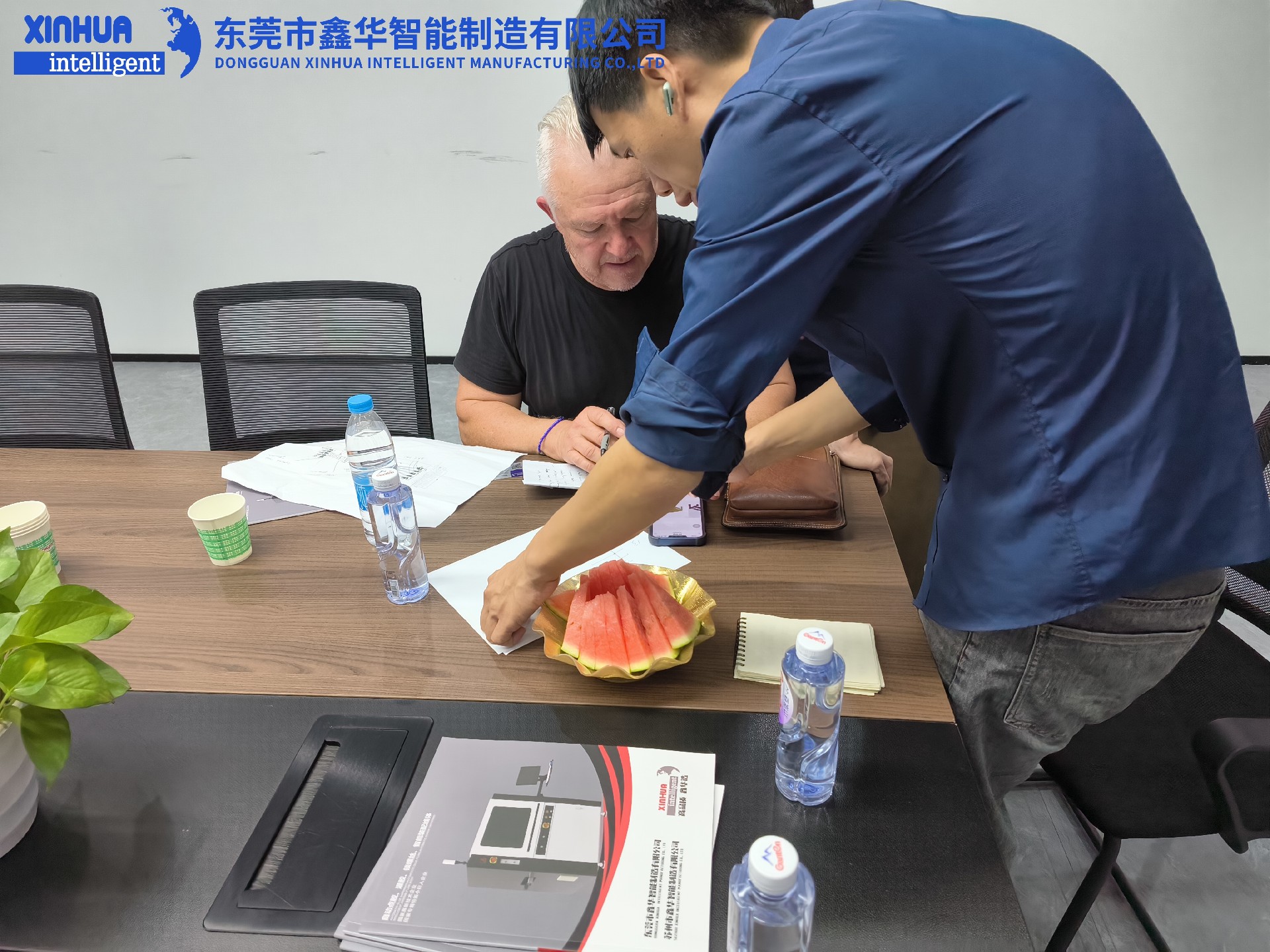 鑫华智能加拿大客户谈合作